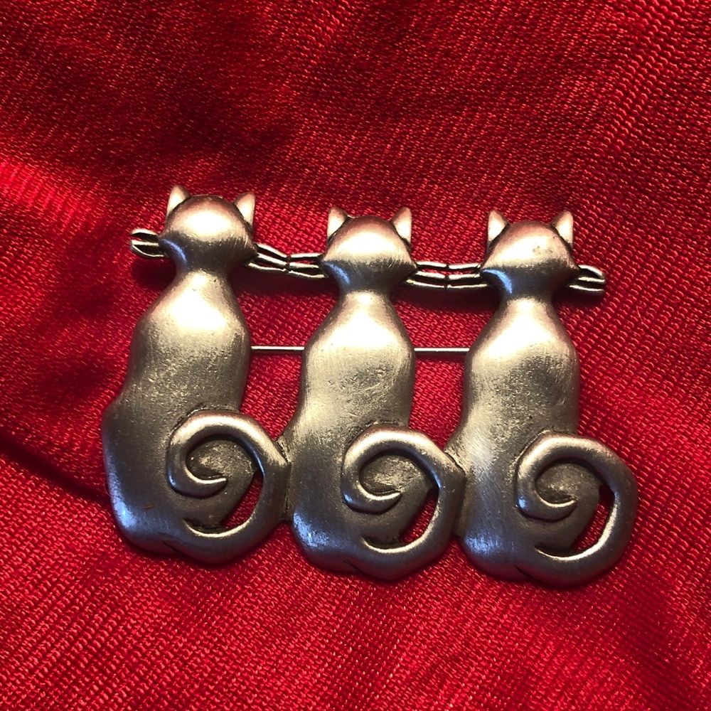 vintage silver-tone pewter triple-cat brooch signed "JJ" by Jonette Jewelry